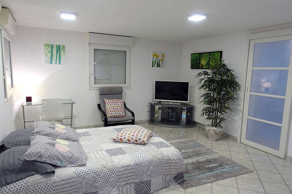 Appartement entier, Appartement 60m² dans villa avec vue sur lac, entrée et terrasse indépendante in Clairvaux-les-Lacs, Jura Francais