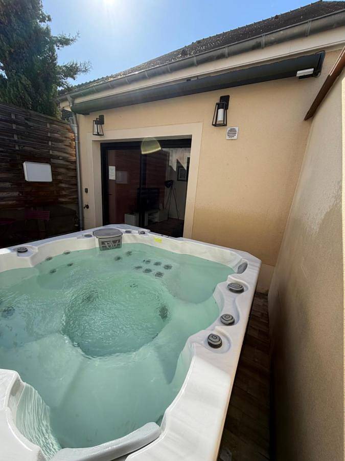 Location de vacances pour 5 personnes, avec terrasse et jacuzzi à Villeblevin
