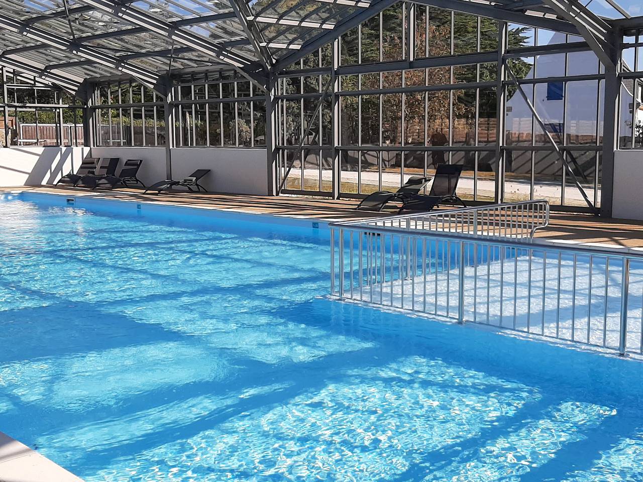 Chalet 2 chambres sur domaine sécurisé avec piscine couverte. in Guérande, Côte de Jade