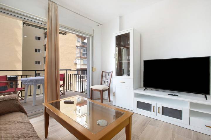 Entire apartment, Apartment 'Apartamento Los Manantiales' with Sea View, Wi-Fi and Air Conditioning in Torremolinos Centre, Torremolinos