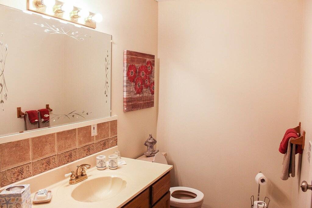 Lake Okanagan Cottage 'Charm' in Peachland, Bc in Peachland, Regional District of Central Okanagan