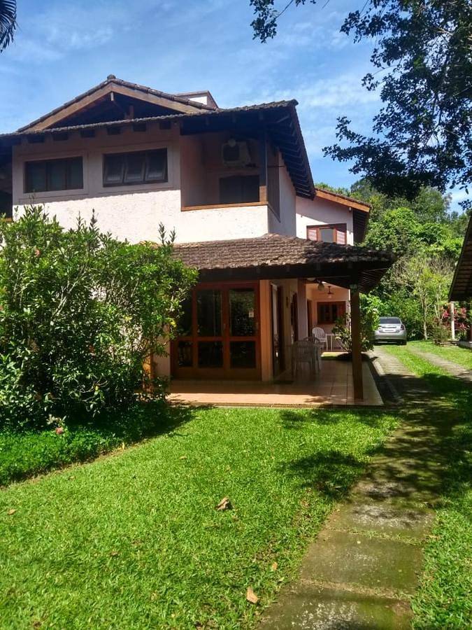 Casas e apartamentos de temporada para 10 pessoas, com balcão e vista e ainda jardim and piscina na Barra do Sahy