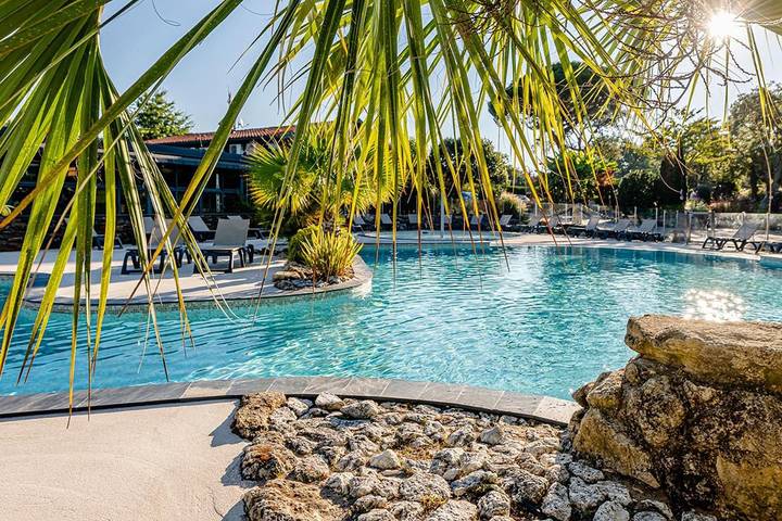 Camping pour 4 personnes, avec piscine et terrasse, animaux acceptés