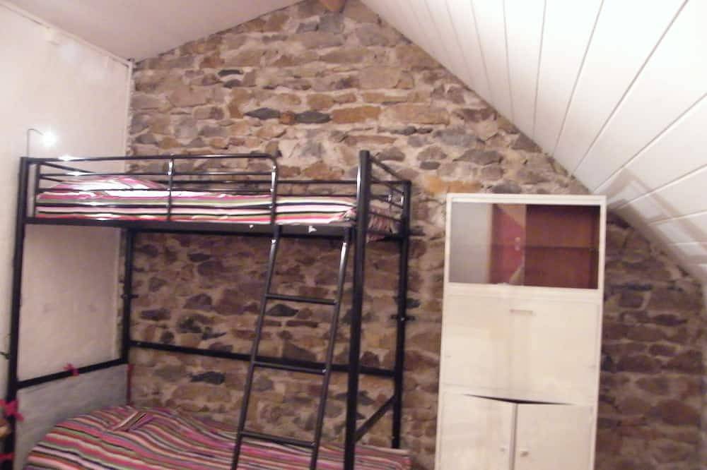 Bright, detached house in Saint-Donat, Volcans d'Auvergne Regional Nature Park