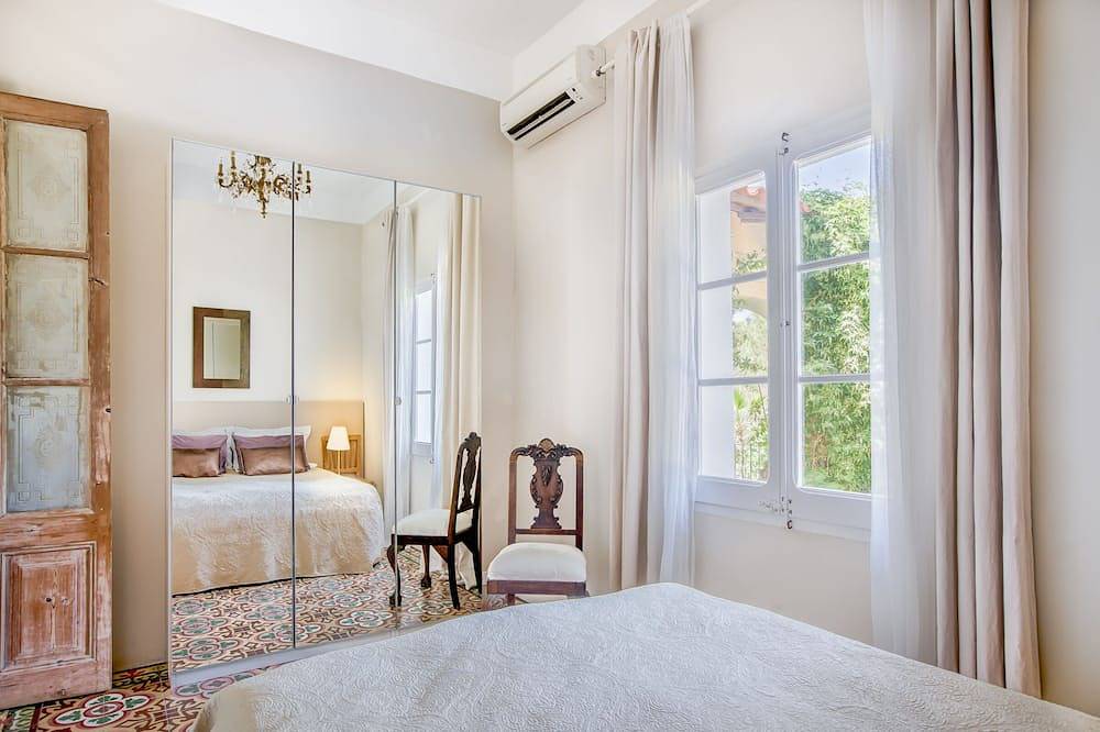 Luxury private estate 10 minutes to the sea, infinity pool & stunning views! in Sitges, Garraf