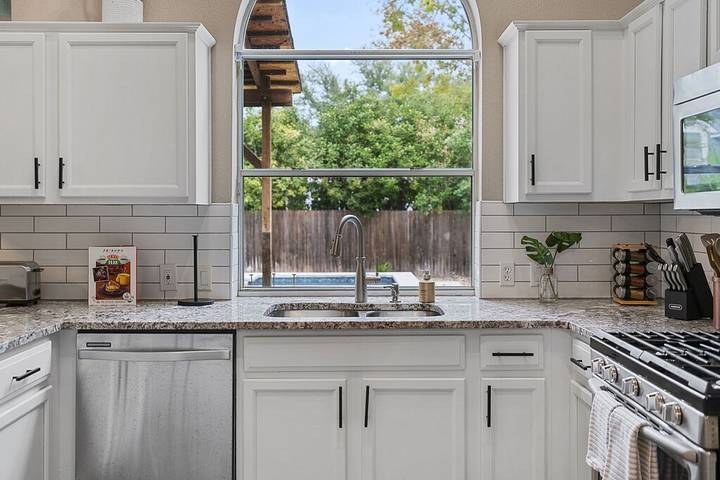Vacation rental for 16 people, with yard and balcony as well as hot tub and pool in Round Rock