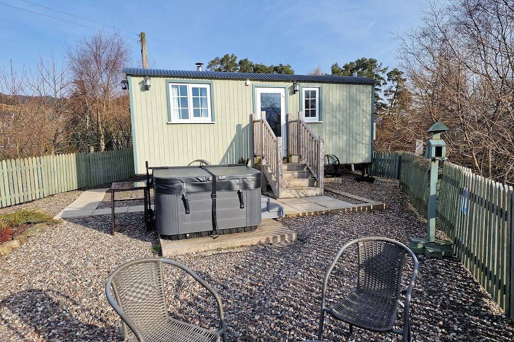 Stunning Shepherds Hut with hot tub in secluded location overlooking mountains in Glenshee, Perthshire