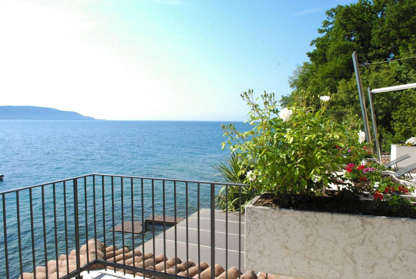 Villa 'I Cipressi' con Vista Lago, Wi-Fi e Aria Condizionata in Toscolano-Maderno, Prealpi Gardesane