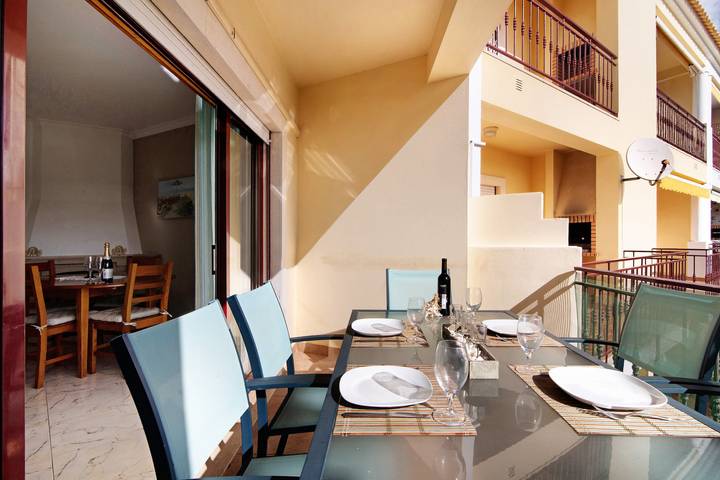 Entire apartment, Apartment "Columbus Beach" with Sea View, Shared Pool & Wi-Fi in Quarteira, Faro District