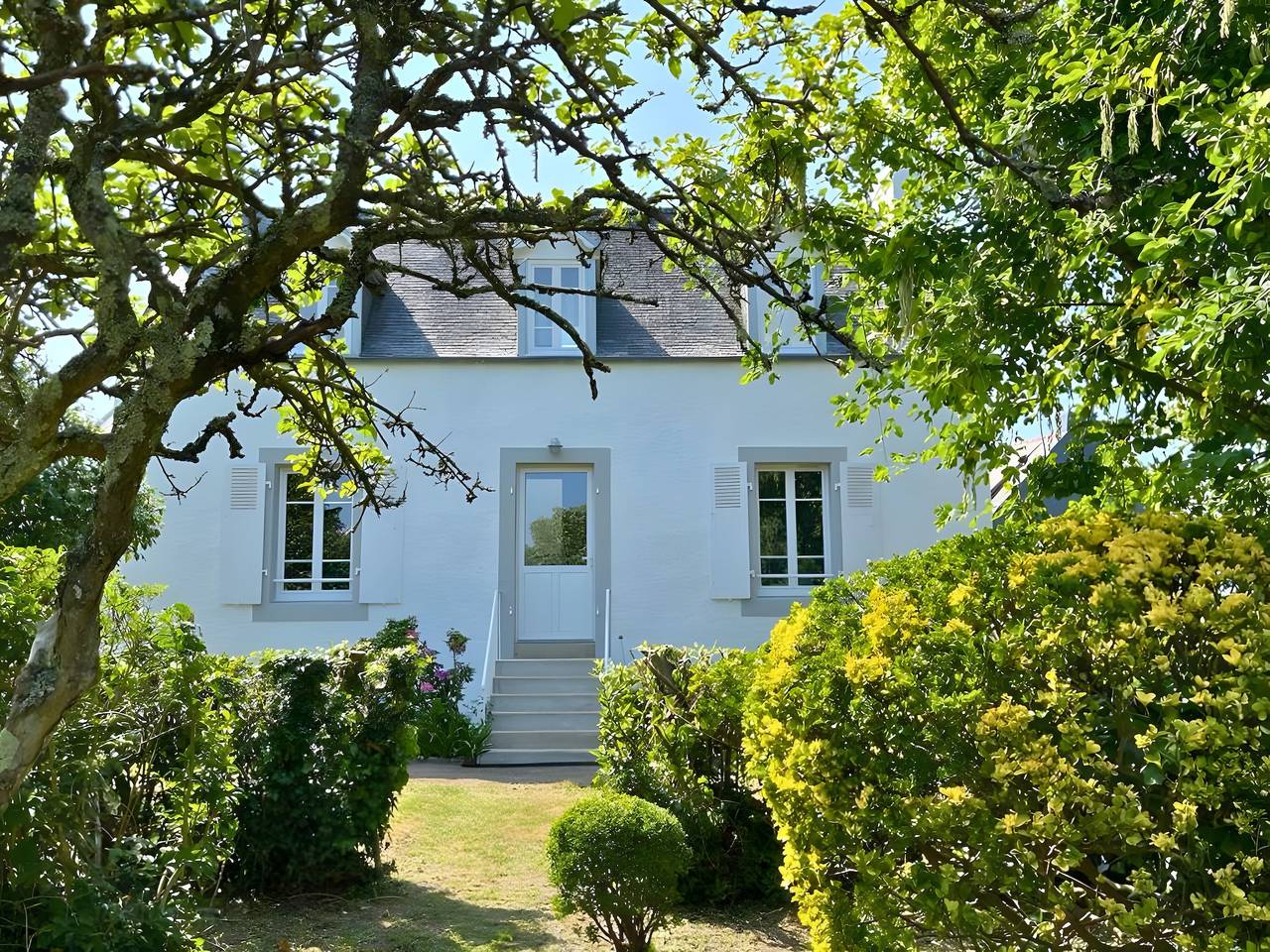 Chic 3-Star Villa 'Ker Lotig' with Sea View, Private Terrace & Wi-Fi in Locquirec, Ceinture Dorée