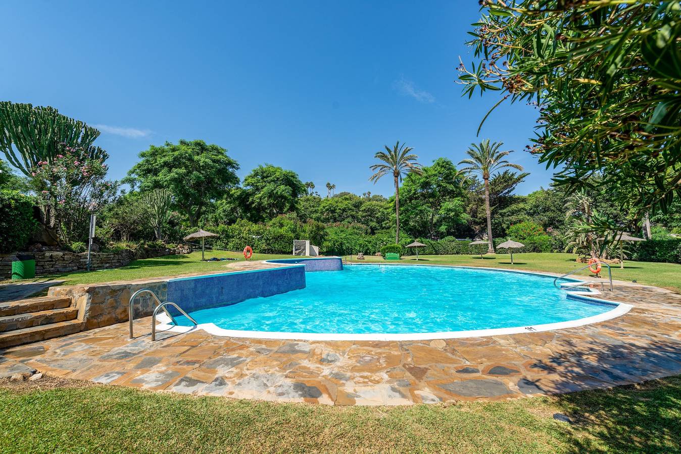 Geheel appartement, Appartement 'Golden Bay Apartament' met Uitzicht op de Bergen, Wifi en Airconditioning in Bahía Dorada, Estepona
