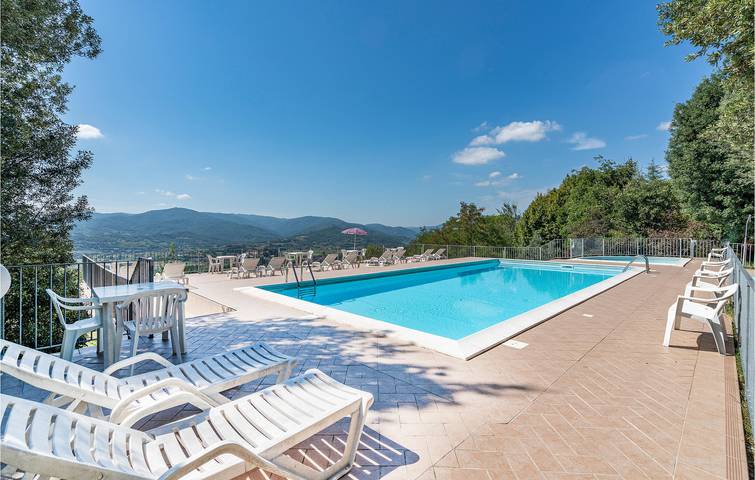 Appartamento intero, Appartamento a bordo piscina in centro città con parcheggio in Citerna, Valtiberina