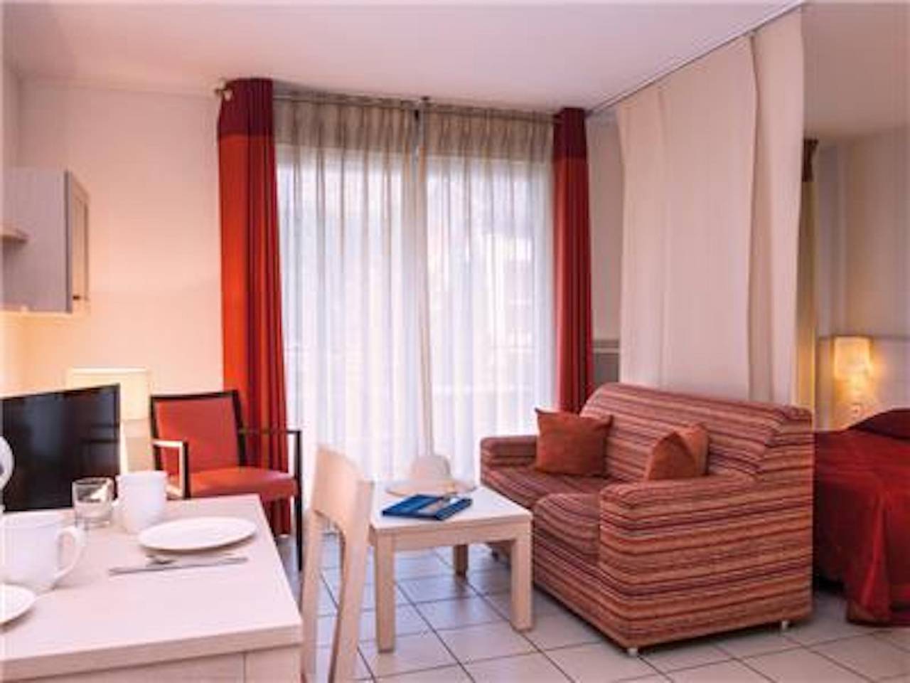 Appartement entier, La Villa Du Lac- 3 chambres pour 6 personnes in Divonne-les-Bains, Gex