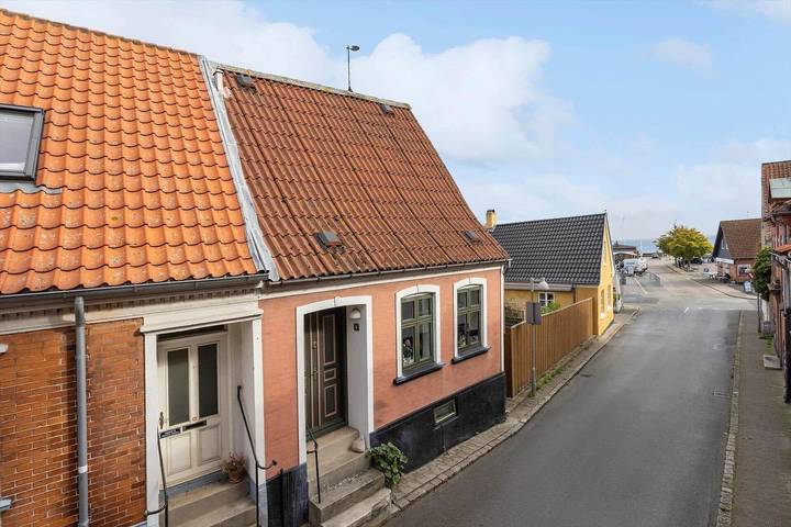 Ferieudlejning for 4 personer, med have og terrasse, børnevenlig i Marstal