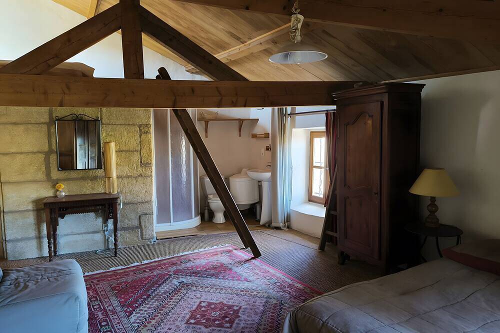 Bed and Breakfast 'Chambre 2' with Shared Pool, Shared Terrace and Wi-Fi in Vers-Pont-du-Gard, Nimes region