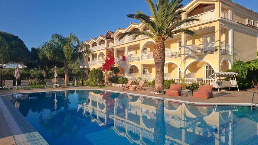 Appart’hôtel pour 3 personnes, avec piscine et vue ainsi que jardin et bassin pour enfant, animaux acceptés