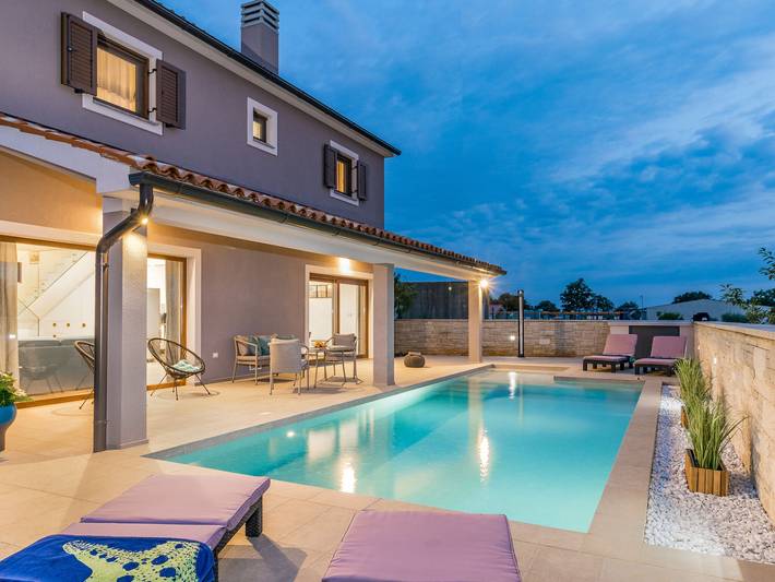 Ferienhaus für 6 Personen, mit Terrasse und Pool, mit Haustier in Sisan