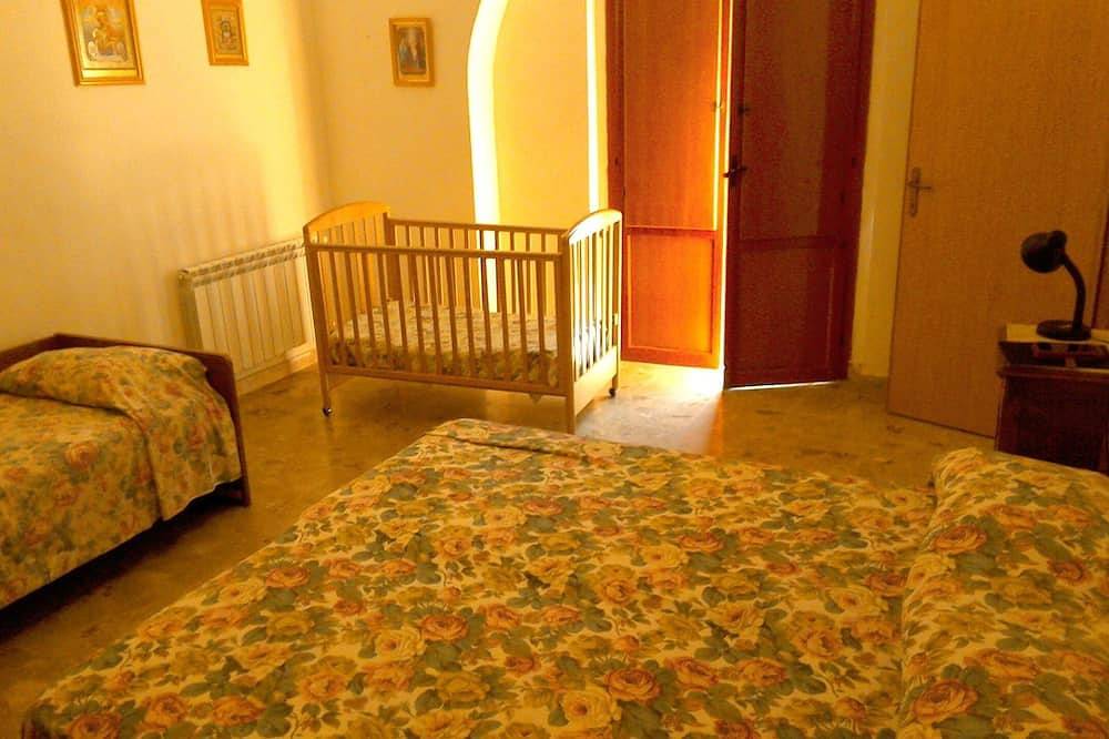 Big house with garden among hills of vineyards 5 min. from the sea in Chieti Province