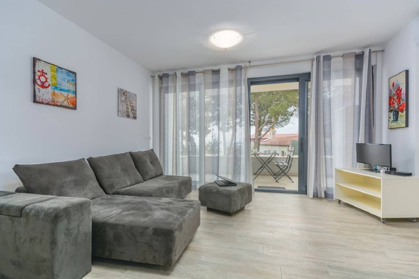 Ganze Wohnung, Modernes Apartment nur 600 Meter zum Strand mit Meerblick, Privatparkplatz, Waschmaschine in Novigrad, Umag und Umgebung