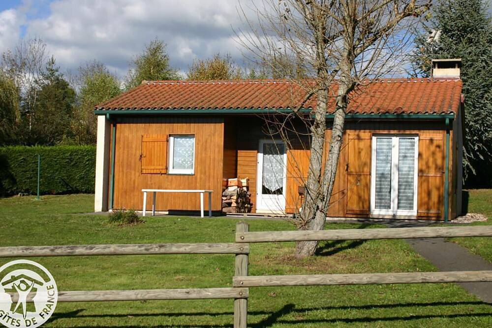 Acogedora casa rural con chimenea y jardín, se aceptan mascotas in Usson-en-Forez, Montbrison