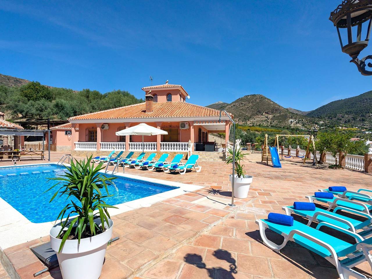 Familienhaus mit großzügigen Außenanlagen in Alcaucín, Provincia de Málaga