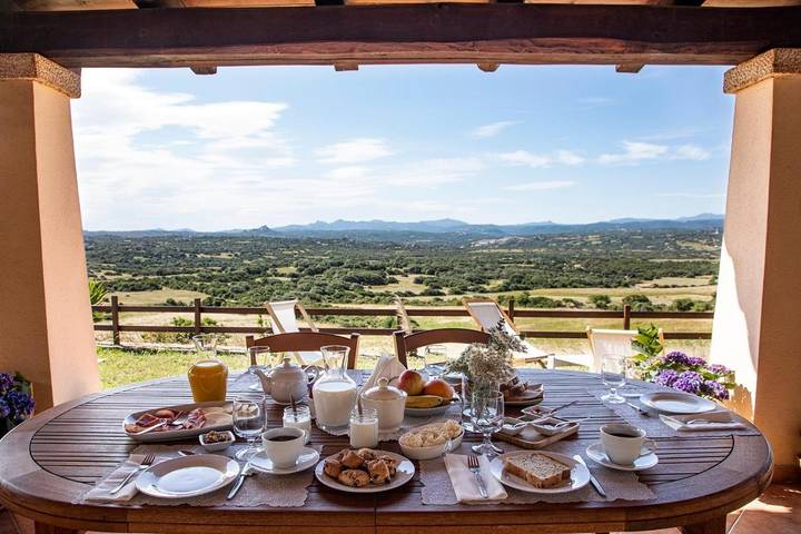 Location de vacances pour 3 personnes, avec vue et jardin à Tempio Pausania