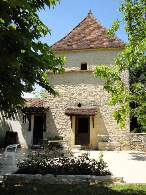 Location de vacances pour 2 personnes, avec piscine et vue ainsi que jardin et terrasse à Gindou - 3