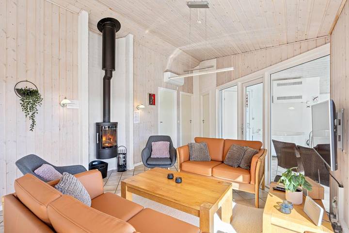 Schönes Ferienhaus mit Pool, Whirlpool und Sauna in Årgab, Holmsland Klit