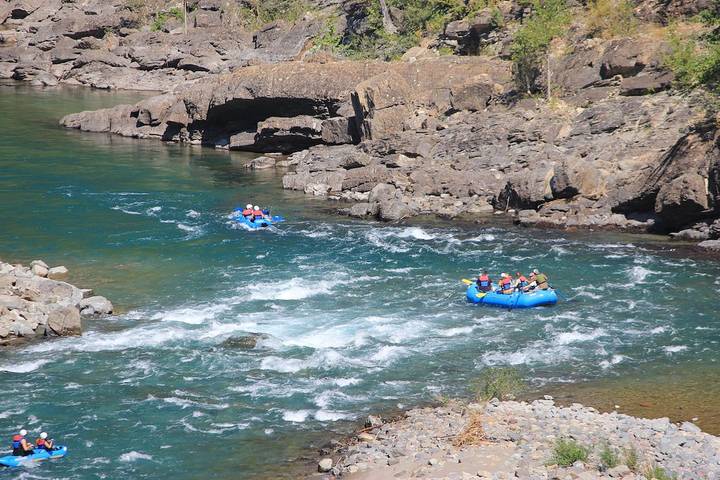 Vacation rental for 11 people, with yard and terrace as well as hot tub in Flathead Lake