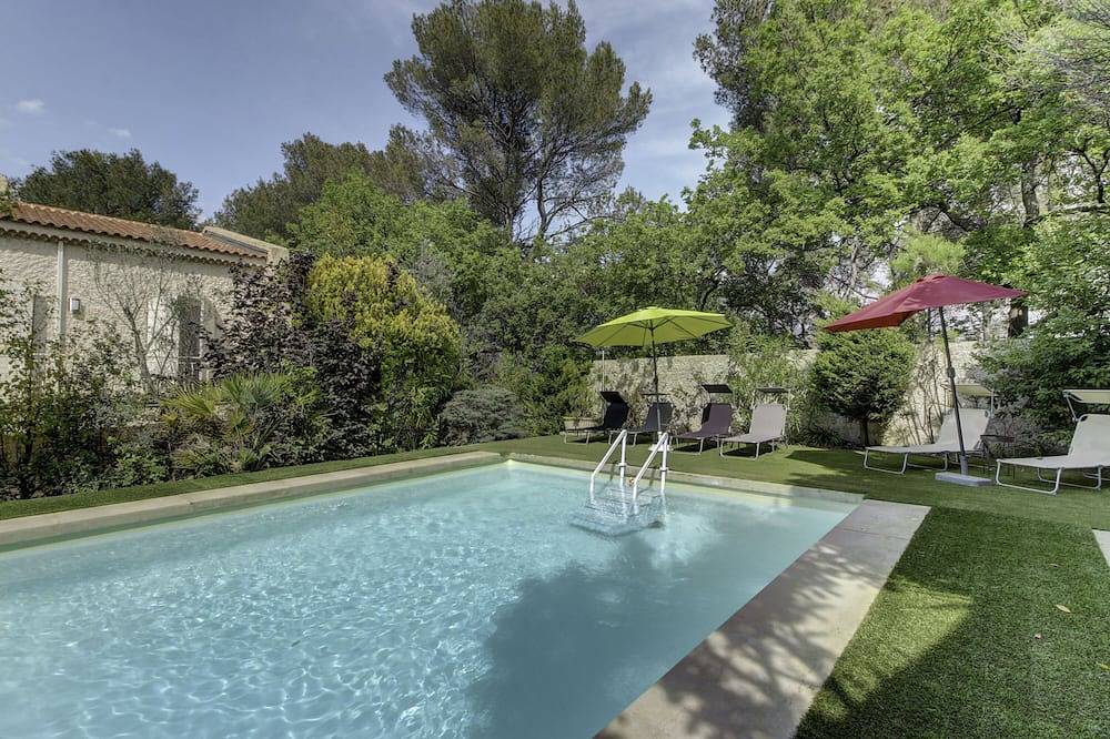 Entire apartment, Comfortable studio in villa with swimming pool in Aubagne, Marseille region
