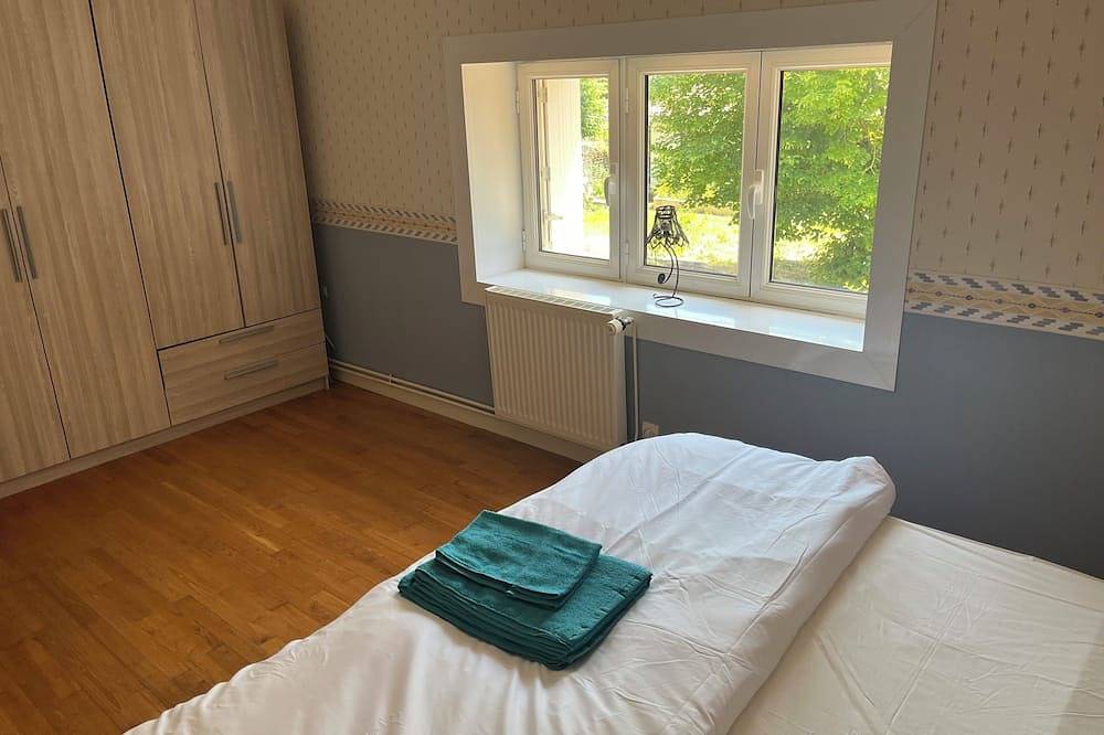Tranquil House with large pool, set in beautiful private garden. separate Gite in Asnières-en-Poitou, Région de Niort