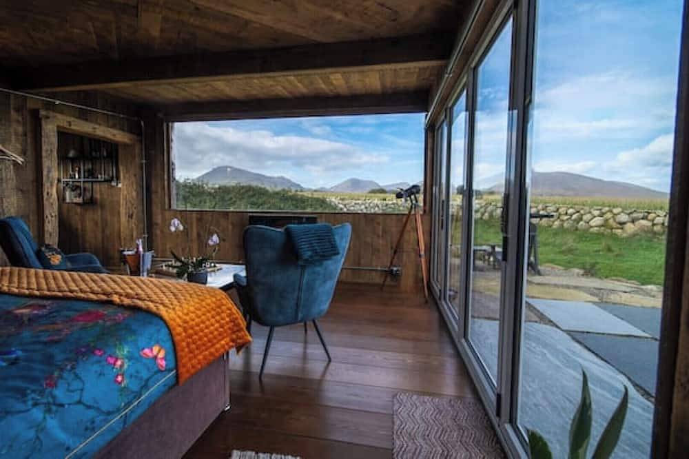 Mountain-View Cabin with Hot Tub in County Down