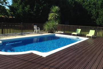 Gîte pour 12 personnes, avec jardin et piscine à Saubrigues