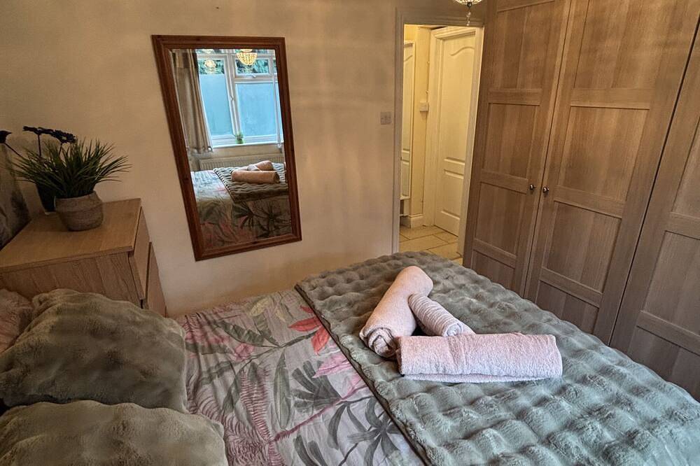 Appartement entier, Ideally Located-Confort-Appartement-Salle de bain privée-Vue sur Jardin in Crawley, Sussex de l'Ouest