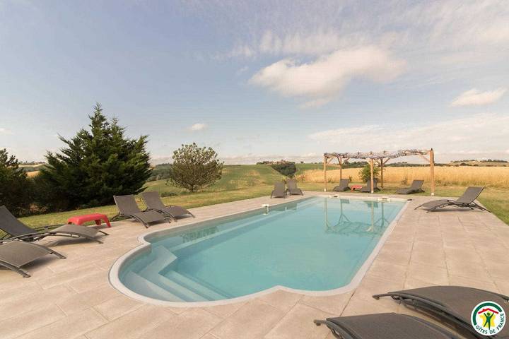 Gîte pour 6 personnes, avec Terrasse ainsi que Jardin et Piscine à Aignes