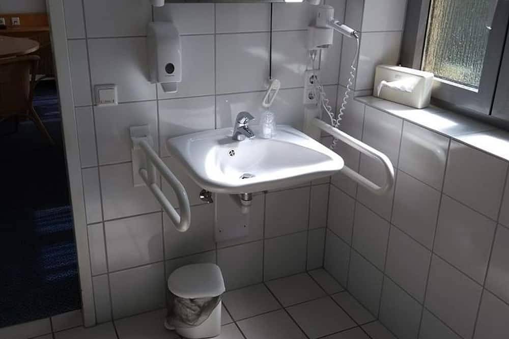 Zweibettzimmer behindertengerecht - euvea Freizeit- und Tagungshotel ggmbh in Neuerburg, Eifelkreis Bitburg-Prüm