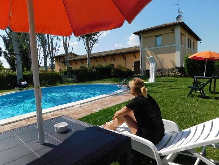 Appartamento per 2 persone, con piscina e panorama nonché giardino, adatto a famiglie con bambini in Montefalco
