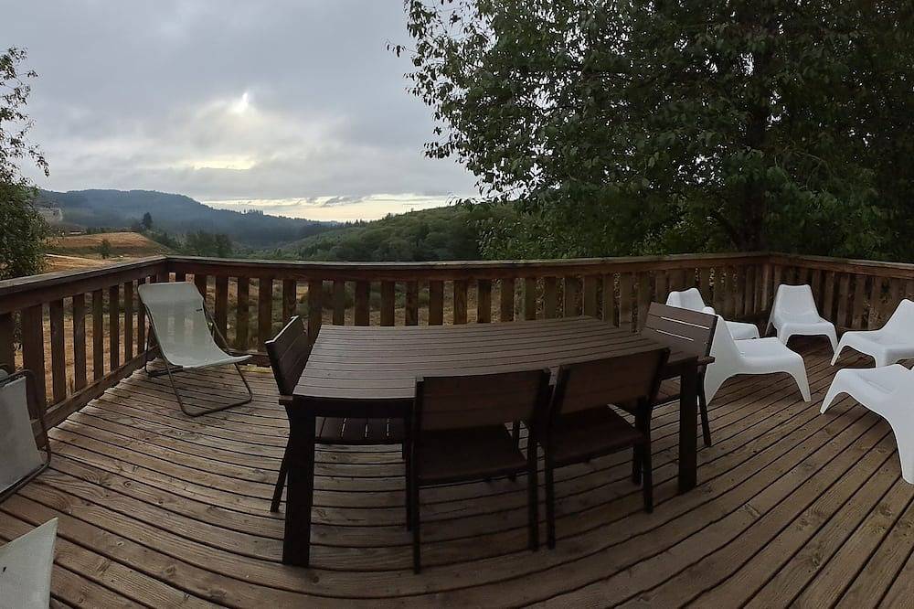 Envie de détente et d'espace dans une maison familiale avec vue imprenable! in Ambrugeat, Région d'Ussel