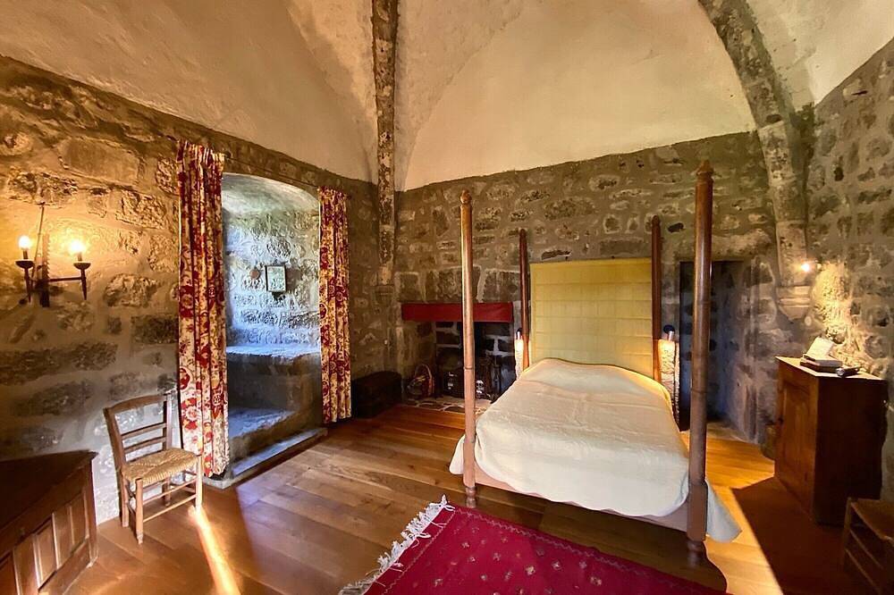 Chambre d’hôtes « Baldaquin et Salle de Garde » in Saint-Martin-sous-Vigouroux, Région de Saint-Flour