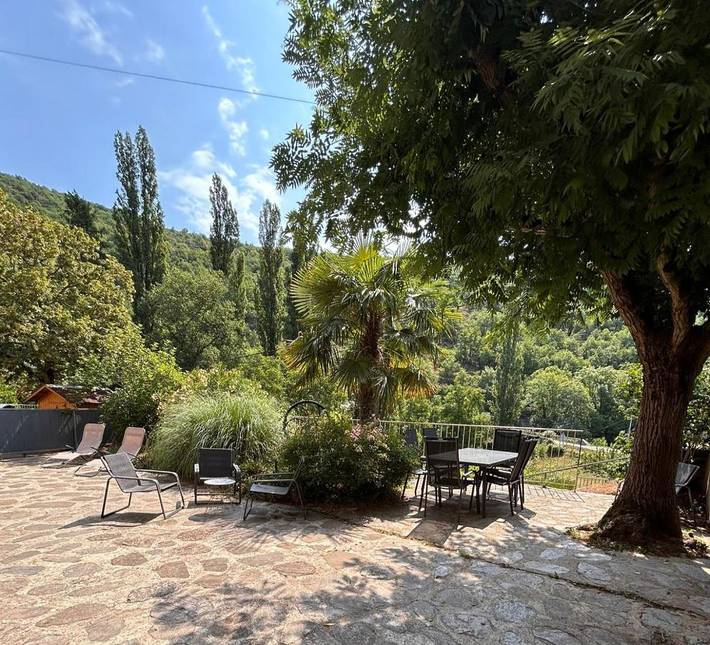 Gîte pour 5 personnes, avec jardin ainsi que terrasse et vue à Montjaux
