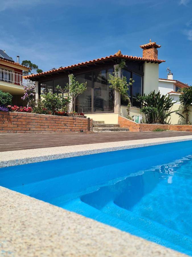 Location de vacances pour 8 personnes, avec vue ainsi que jardin et piscine, animaux acceptés dans Tregosa