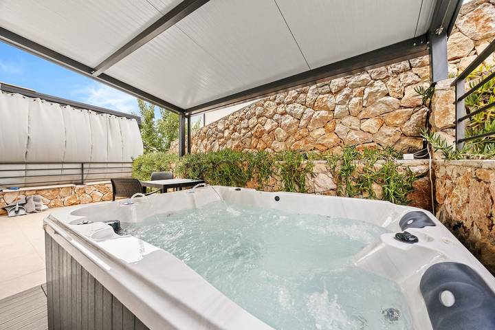 Ferienwohnung für 4 Personen, mit Balkon und Whirlpool sowie Terrasse und Garten auf Cres - 2
