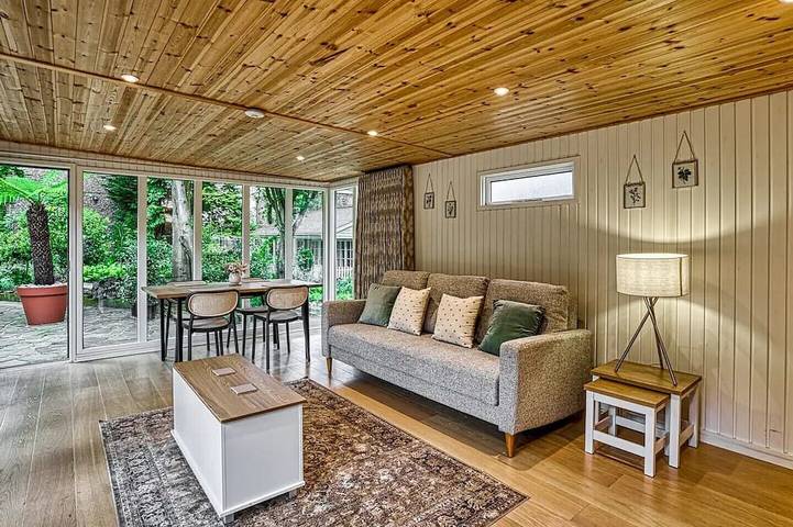 Glamping for 2 people, with garden in Manchester