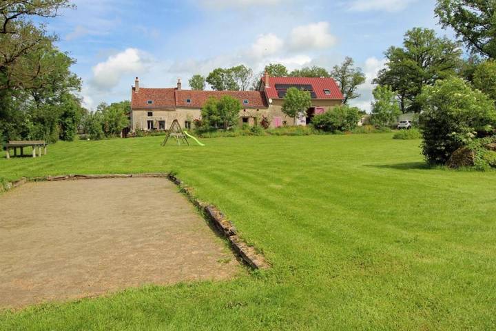 Location de vacances pour 12 personnes, avec Jacuzzi et Terrasse ainsi que Jardin et Piscine à Saint-Léger-Magnazeix