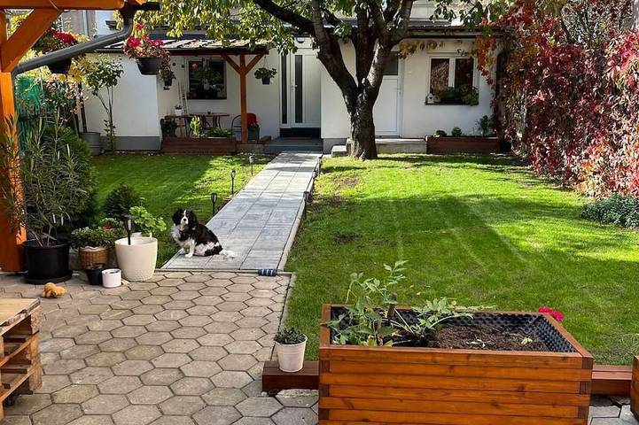 Ganze Wohnung, Cozy studio in tranquil Trenčiansky kraj with Ac comfort in Priwitz, Trentschiner Landschaftsverband