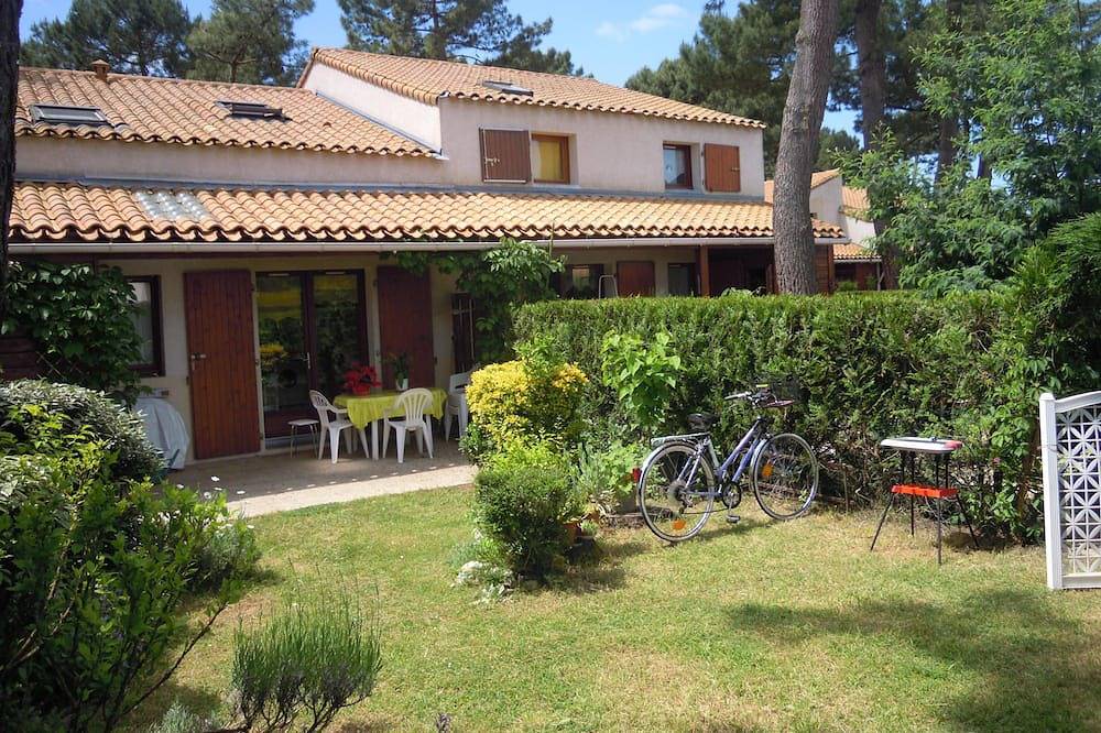 House 50 m2, terrace, enclosed garden, pine forest, private parking, shared swimming pool in La Palmyre, Les Mathes