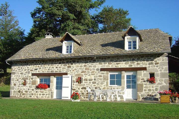 Gîte pour 9 personnes, avec Jacuzzi ainsi que Terrasse et Jardin dans Raulhac
