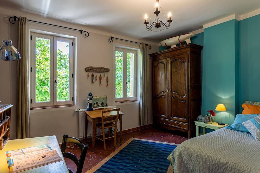 Splendid Mas Provençal 10 p countryside private garden swimming-pool playground in Grans, Region de Aix-en-Provence