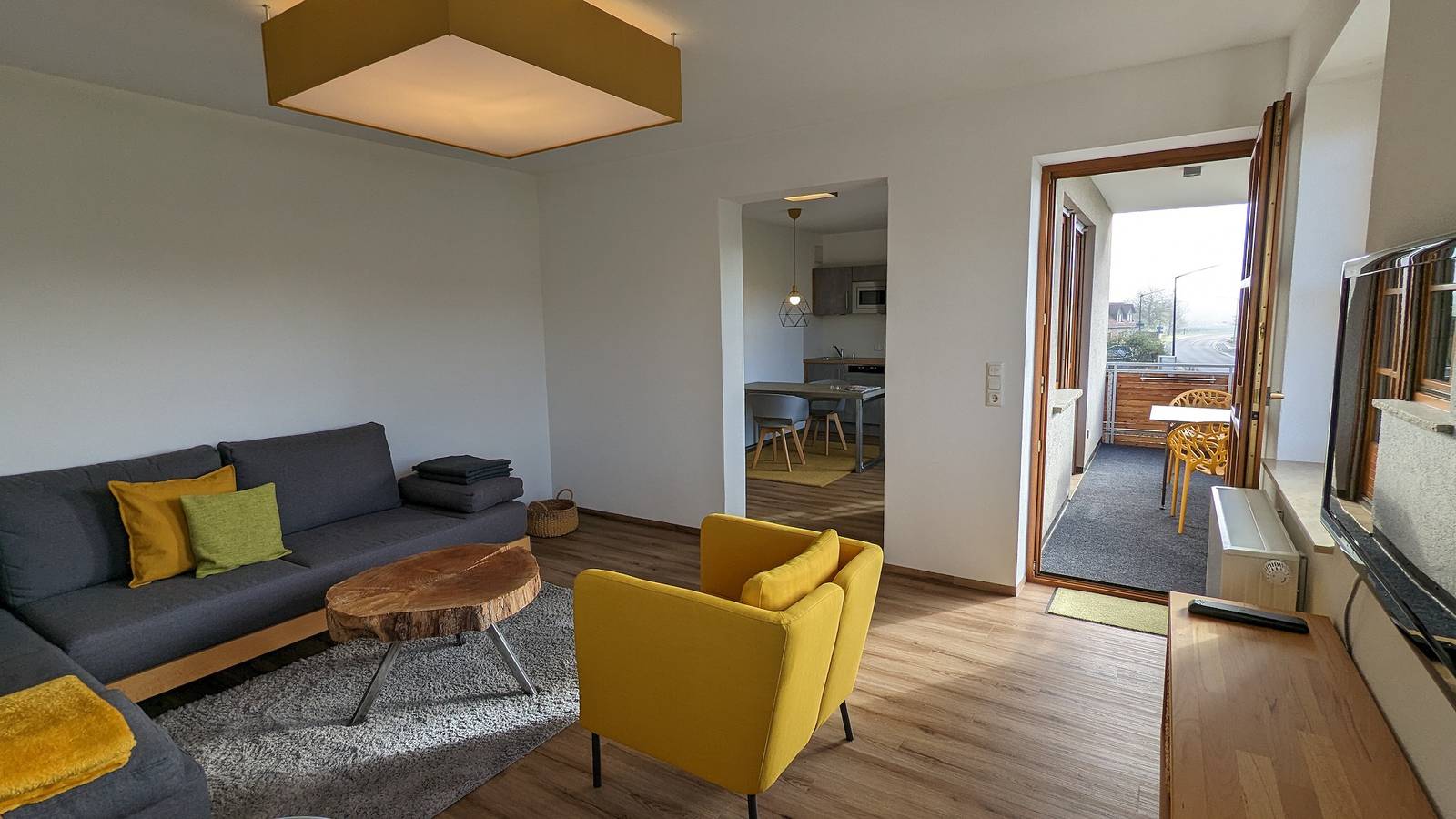 Weinbau Ferienwohnungen Familie Neubert - Ferienwohnung Mainaue (70 qm) mit großem Balkon nach Südwesten in Nordheim am Main, Fränkisches Weinland