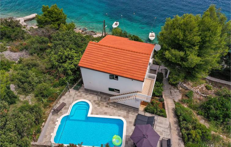 Gemütlich, 2,5 km vom Strand entfernt: Luftiges Apartment mit Pool und WLAN in Drvenik Veliki, Drvenik Mali und Veli